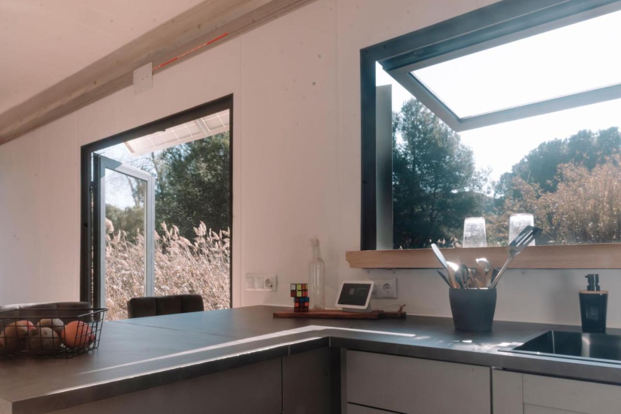 Cooltainer Retreat: Sustainable Coastal Forest Tiny House Near Barcelona Castelldefels Εξωτερικό φωτογραφία