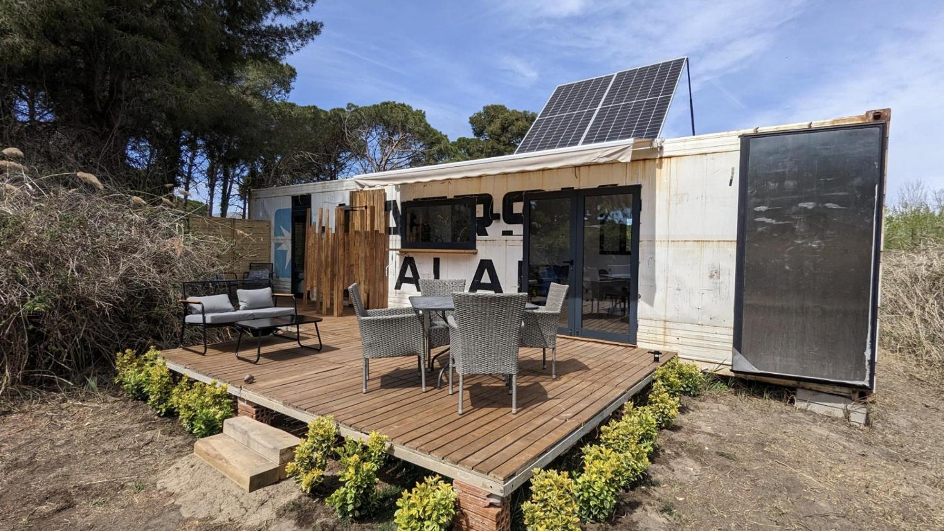 Cooltainer Retreat: Sustainable Coastal Forest Tiny House Near Barcelona Castelldefels Εξωτερικό φωτογραφία