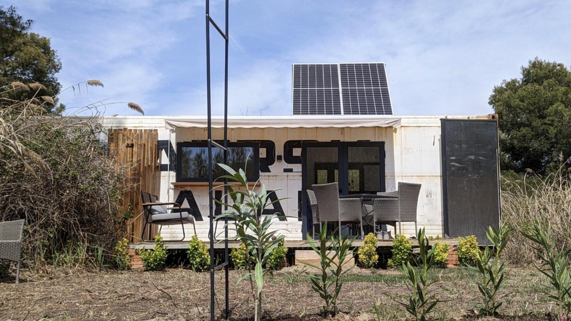 Cooltainer Retreat: Sustainable Coastal Forest Tiny House Near Barcelona Castelldefels Εξωτερικό φωτογραφία